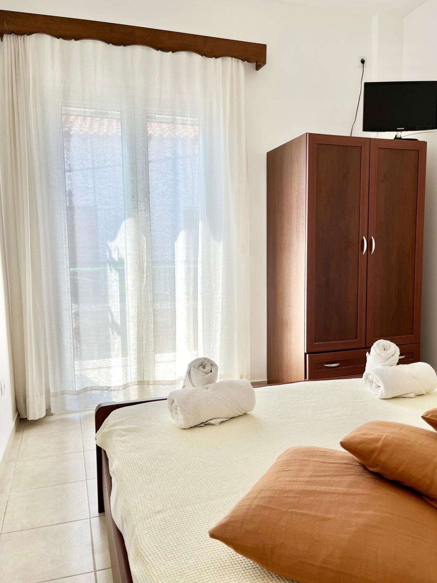 Koutrakis Rooms Finikounta Ngoại thất bức ảnh